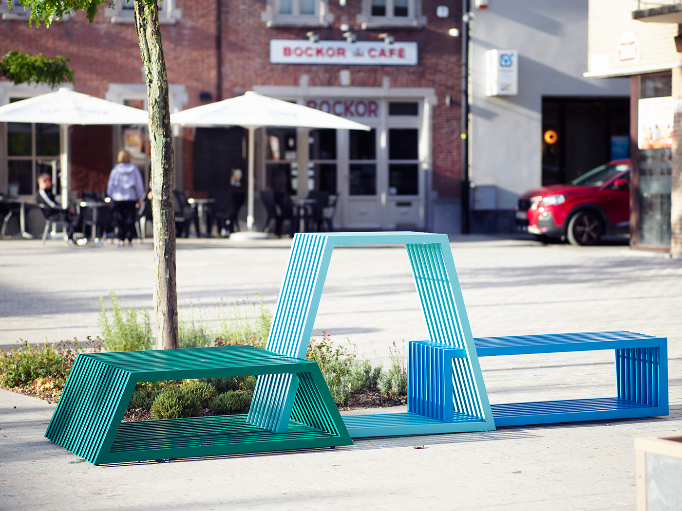 This modular outdoor benches creates a place for sitting, playing and relaxing. Art city seating for public space installation created with a modular system.