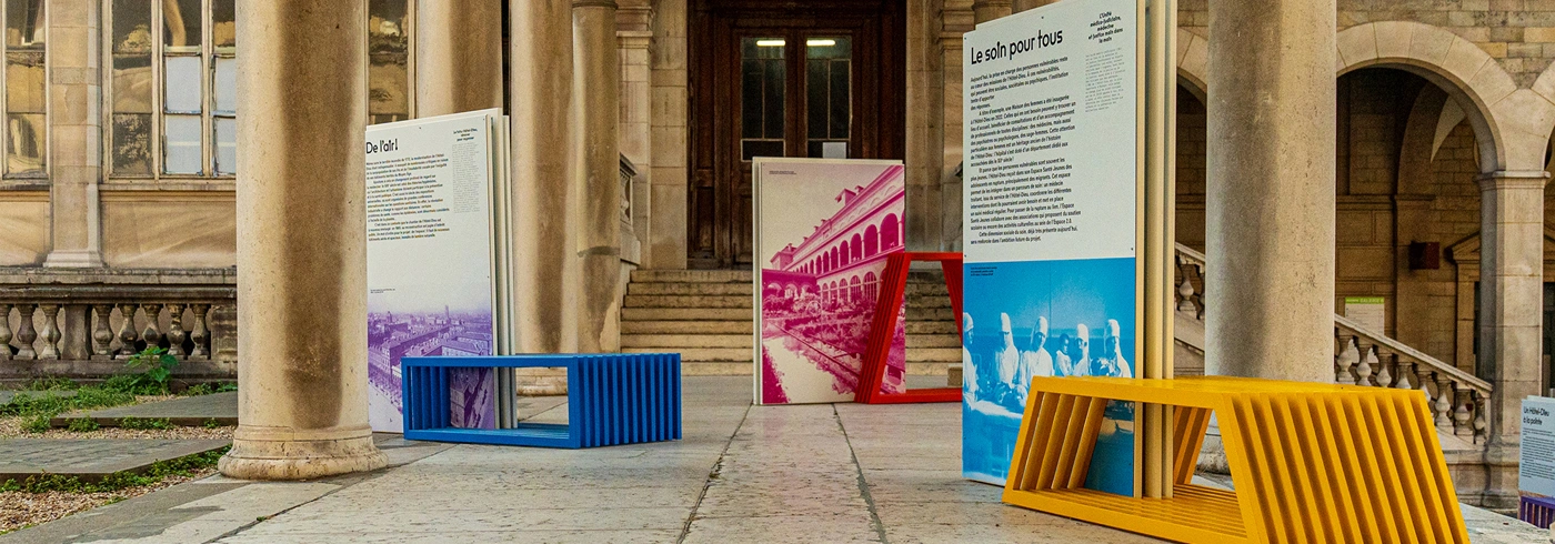 Outdoor exhibition in Hôtel Dieu in Paris