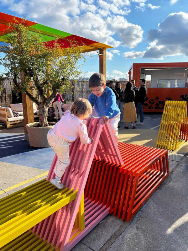 Intersections Play ist eine spielerische Installation im IDB Lissabon – ein kreativer, sicherer Ort für Kinder im urbanen Raum.
